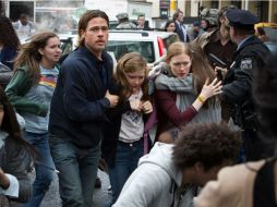 Brad Pitt , Abigail Hargrove y Mireille Enos en una escena de ''Guerra Mundial Z''. AP /
