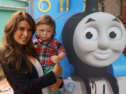 La felicidad de compartir momentos especiales con su hijo la hace pública en su página de Twitter, como otras actrices. ESPECIAL /