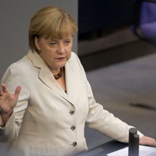 Critican política europea de Angela Merkel