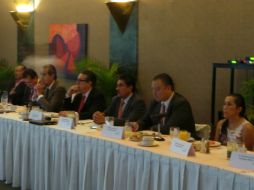 El alcalde Ramiro Hernández (c) fue de los invitados a la reunión privada.  /