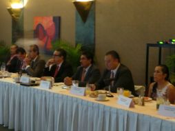 El alcalde Ramiro Hernández (c) fue de los invitados a la reunión privada.  /