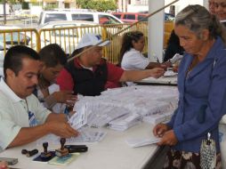 Los beneficiados acudieron a la Dirección de Desarrollo Social de Tonalá, para concluir con la entrega de documentación. ESPECIAL /