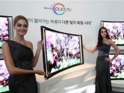 La pantalla cóncava da a los espectadores la sensación de estar inmersos en las imágenes, de acuerdo con Samsung. AP /