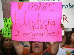 Senado de EU aprueba reforma migratoria, migrantes manifiestan su alegría. AFP /
