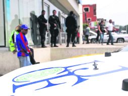 Uniformados en una sucursal asaltada en el cruce de Carretera a Chapala y Plan de Agua Prieta, en el Fraccionamiento Revolución. EL INFORMADOR /