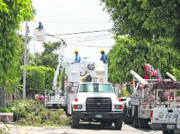 Colonia La Calma. Empleados de la CFE restauran el suministro eléctrico en la calle Allioth al cruce con Carnero. EL INFORMADOR /