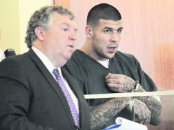 El abogado Michael Fee, y Aarón Hernández escuchan al juez durante la audiencia en la que pretendían conseguir la libertad bajo fianza. AP /