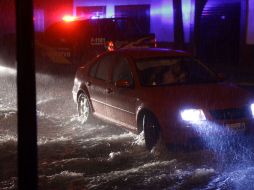 La lluvia que cayó sobre la ZMG durante la madrugada del viernes dejó inundaciones en diversas vialidades de la urbe. ARCHIVO /