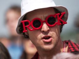 Un asistente al festival manifiesta en sus lentes su mayor interés para este fin de semana. AFP /