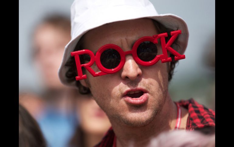 Un asistente al festival manifiesta en sus lentes su mayor interés para este fin de semana. AFP /