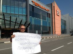 Un simpatizante de Snowden sostiene un cartel de  apoyo afuera del aeropuerto ruso de  Sheremétievo. AFP /