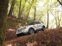 Ford retirará del mercado poco más de 13 mil vehículos Explorer (imagen), Taurus y Lincoln MKS por fallos en el seguro para niños.  /