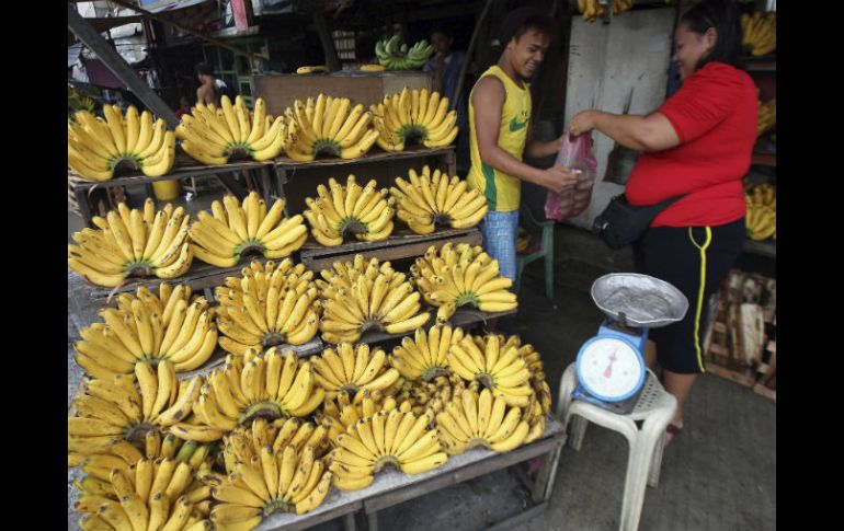 La joven investigadora hervía las cáscaras para luego mezclar la pasta con pequeñas cantidades de glicerina. ARCHIVO /