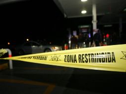 El grupo armado somete a los empleados, se llevan el dinero de las ventas e incendian el establecimiento. ARCHIVO /