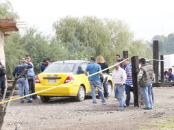 En Tlajomulco de Zúñiga se encontró a una persona ejecutada, a pocos metros había un taxi del Sitio 126 estacionado.  /