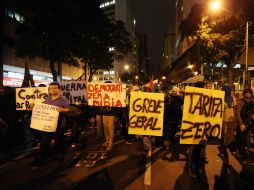 Un grupo de personas sostiene carteles durante una manifestación para pedir mayores presupuestos para la salud y la educación. EFE /