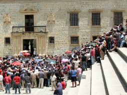 Maestros y activistas marchan con rumbo al zócalo de la ciudad para realizar un mitin y quemar propaganda electoral. NTX /