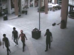 En el video, presentado por la Fiscalía, se observa a los dos jóvenes con otros dos sujetos. ESPECIAL /