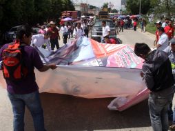 Maestros retiran propaganda electoral en la capital oaxaqueña. NTX /