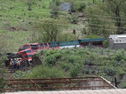 Personal de la empresa Ferromex iniciaron con las maniobras para restablecer la máquina.  /