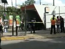 Peritos de la Procuraduría Capitalina realizan indagatorias en el lugar de los hechos. ESPECIAL /