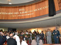 Salvador Cienfuegos devela una placa por el centenario de la creación de la Sedena en el Congreso de Colima. NTX /