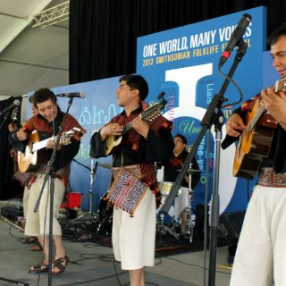 El corazón de Washington habla y canta en lengua quechua