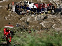 Hasta el momento brigadas de bomberos buscan a ocho desaparecidos tras el accidente. ARCHIVO /