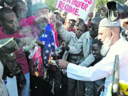 Cientos de personas de varios grupos políticos y sociales se manifestaron en Pretoria contra la visita del mandatario estadounidense. AFP /