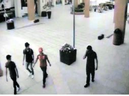 La FGE presentó ayer un video donde se observa a los dos menores desaparecidos y a quien presuntamente los citó en el centro comercial ESPECIAL /