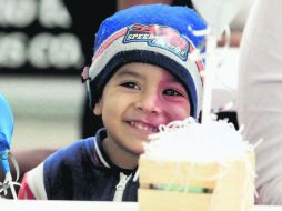 Sonrisas en el debut. Representantes de Mi Gran Esperanza y Costco partieron un pastel para niños que reciben apoyo y sus familias. EL INFORMADOR /