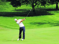 Consistente. Jordan Spieth golpea por tercera vez en el hoyo nueve de la segunda ronda del AT&T National. AFP /
