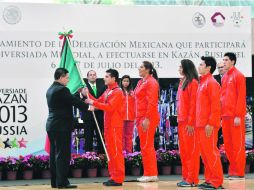 Jesús Mena, titular de la Conade, entrega la Bandera a la escolta durante la ceremonia. MEXSPORT /