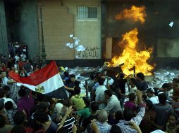 Detractores del presidente de Egipto, Mohamed Mursi, prenden fuego a la oficina de la hermandad musulmana. EFE /