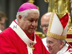 Rogelio Cabrera Lopez, de Nuevo León, tras recibir el palio de manos del Papa. EFE /