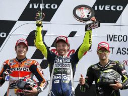 Valentino Rossi (c), Marc Marquez (i) y Cal Crutchlow (d) celebran su triunfo en el torneo de MotoGP. EFE /