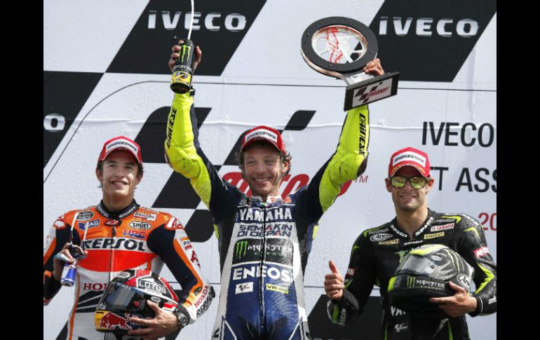 Valentino Rossi (c), Marc Marquez (i) y Cal Crutchlow (d) celebran su triunfo en el torneo de MotoGP. EFE /