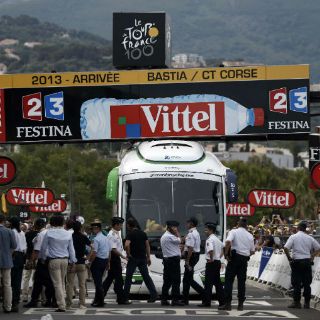 Autobús obstaculizó meta final en Tour
