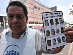 Familiares de la víctimas reparten volantes con fotografías para facilitar su localización. SUN /