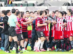 Los ánimos se prendieron al terminar el partido, cuando el capitán del Atlas, Leandro Cufré (25) se encaró con la banca rojiblanca. EL INFORMADOR /