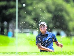 Andrés Romero sale del búnker en el primer hoyo; el argentino terminó la ronda con 70 golpes. EFE /