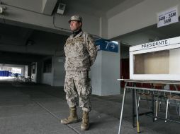 Un militar custodia el Estadio Nacional en Santiago de Chile, donde los chilenos votarán mañana. EFE /