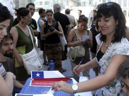La votación simbólica forma parte de la campaña internacional bajo el lema ''haz tu voto volar''. EFE /