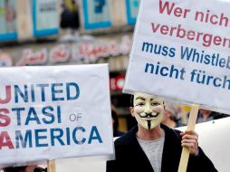 Activistas en Alemania protestan contra los programas de espionaje de Estados Unidos y del servicio secreto británico. EFE /