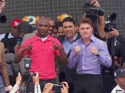 Los boxeadores convivieron con aficionados en el monumento a los Niños Héroes. ESPECIAL /