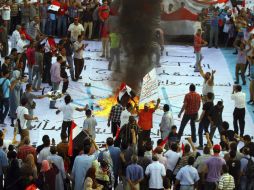 Cientos de personas se congregaron y pidieron la renuncia del presidente junto a la vivienda de Mursi. EFE /