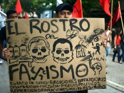 Los manifestantes condenaron los asesinatos cometidos por el Ejército en contra de civiles durante la guerra. AFP /