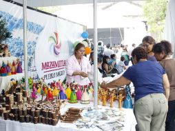 Una mujer ofrece objetos alusivos a Mazamitla.  /