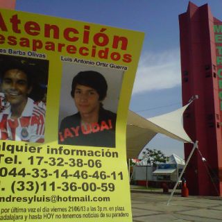 Reparten volantes en el Metropolitano de adolescentes desaparecidos