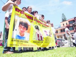 Las personas oraron en las inmediaciones de la vivienda de uno de los jóvenes desaparecidos, en la colonia Jardines del Country. EL INFORMADOR /